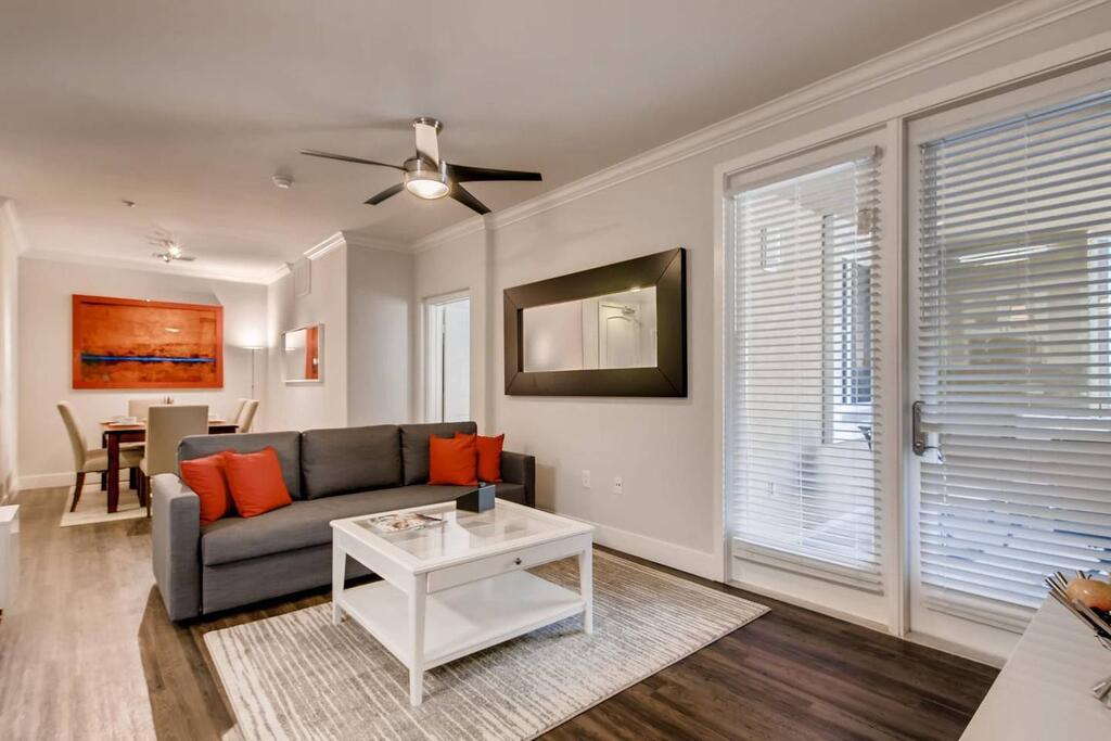 (FV2) 2BR/2.5 Bath With Pool, Gym, Parking, & More Across From Mall & 5 Miles To Downtown! - thumb 1