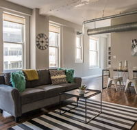 1 and 2 BR Downtown Apts by Frontdesk - Accommodation Rooms