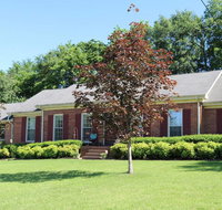 2,100 Sq Feet - Fenced in Back YARD for pets! - Accommodation Rooms