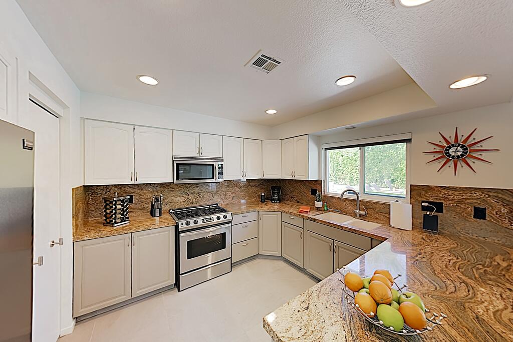 2BR/2BA Modern Retreat: Pool & Spa, Near Downtown Palm Springs Home - thumb 2