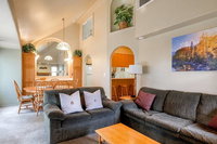 3 Bedroom Short Walk to Ski Gondola Accommodation Rooms