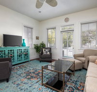 3BD/ 2.5BA Luxury Home Two Blocks to Upper King - Accommodation Rooms
