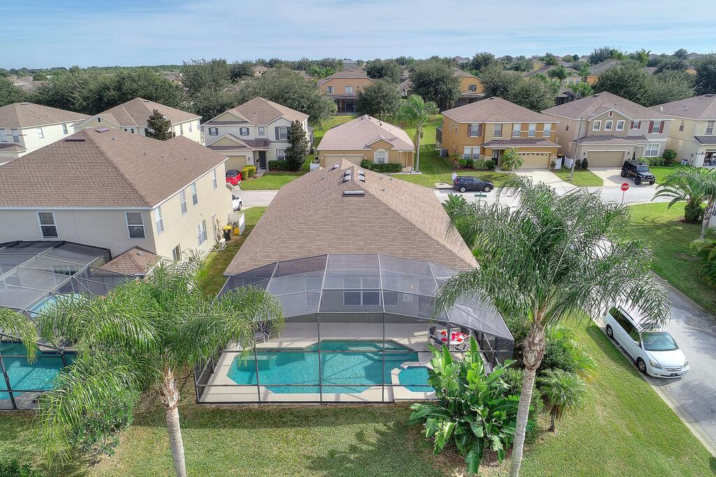 4 Bed Luxury At Legacy Park: Pool, Spa, Games Room - thumb 1