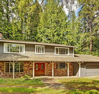 4BR Woodinville House with Wooded Views - Accommodation Rooms