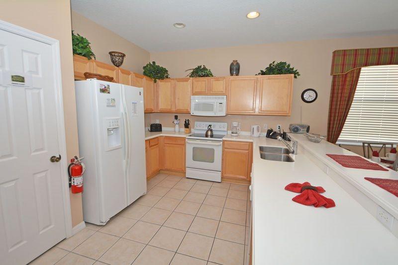 5 Bedroom 3 Bath Pool Home In Gated Community Near The Parks - thumb 2