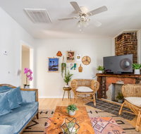 6 Bedrooms One block from King Street! - Accommodation Rooms