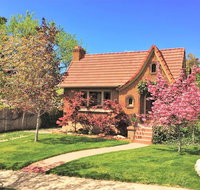 6-Bedroom Tudor in the Downtown Historic District - Accommodation Rooms