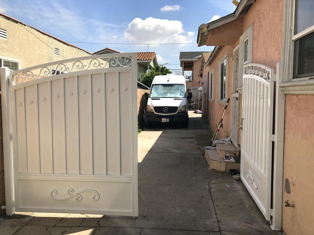 8670 San Carlos Av. South Gate CA 90280 - thumb 1