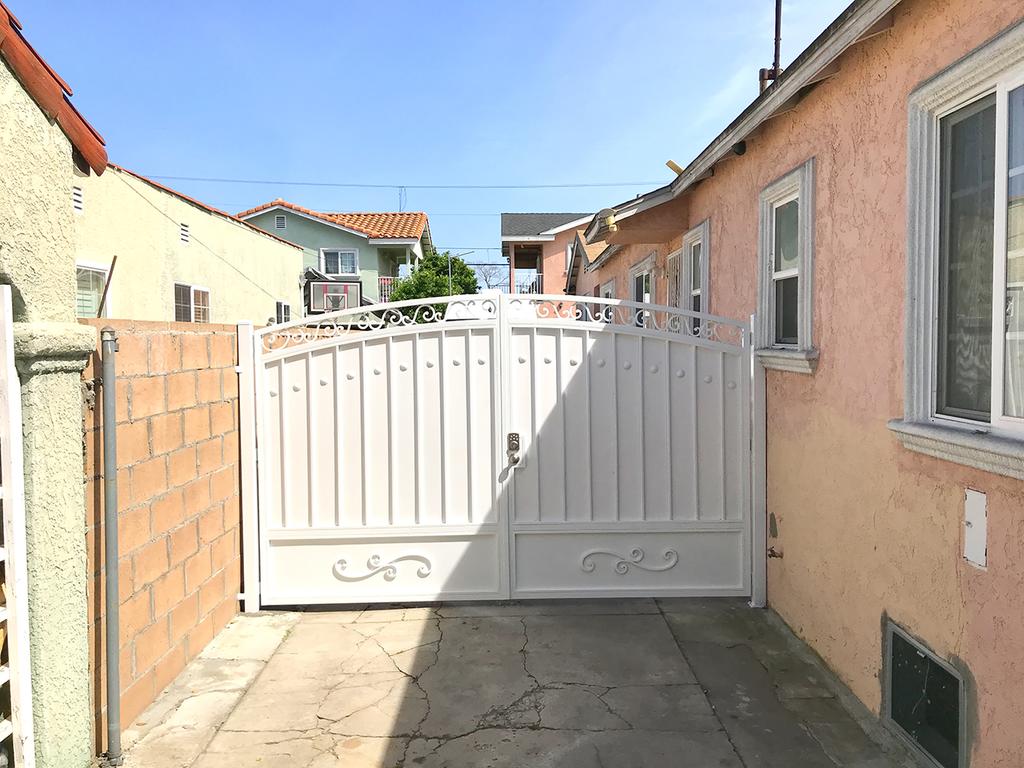 8670 San Carlos Av. South Gate CA 90280 - thumb 3