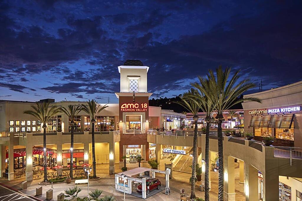 Amazing San Diego Luxury 2BR/2.5 Bath - Free Parking! ($3300/month For April/May!) (FV5) - thumb 2