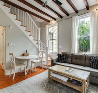 Beautiful Renovated Apartment One Block from King! - Accommodation Rooms