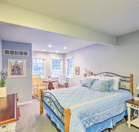 Beulah House - Steps to Crystal Lake Beach - Accommodation Rooms