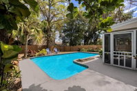 Big Family House with pool 5 min from Universal Accommodation Rooms