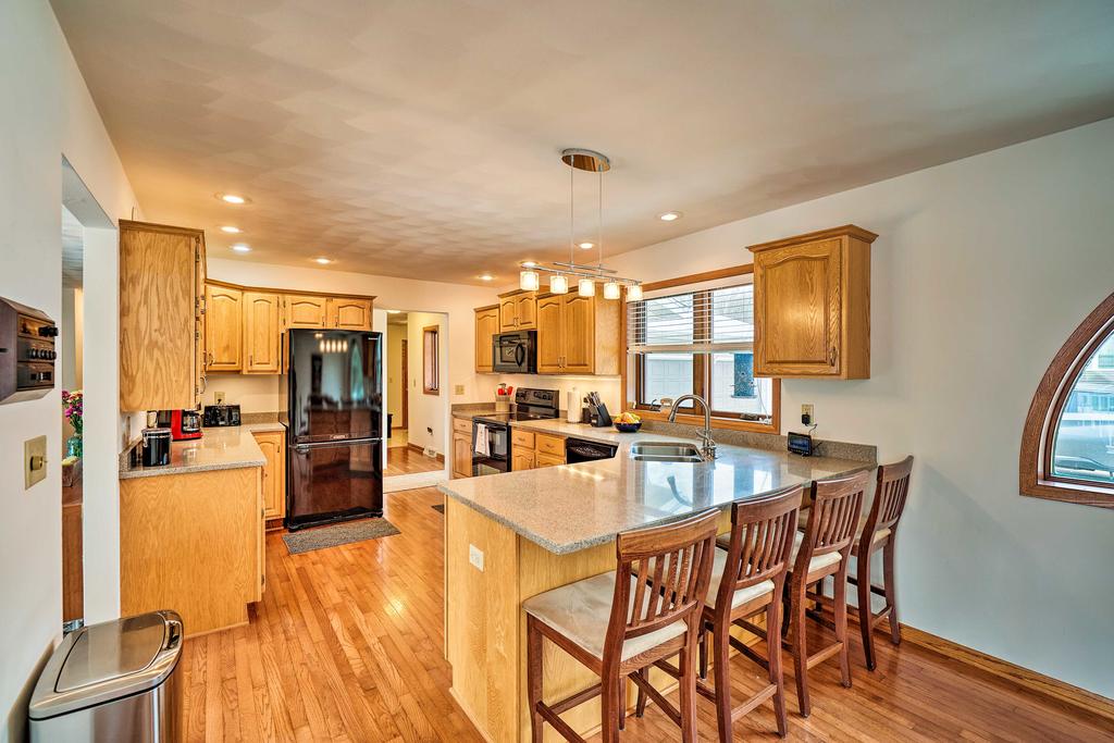 Big Green Getaway With Lake Views And Large Deck - thumb 0