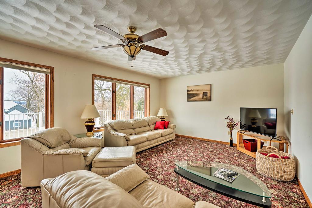 Big Green Getaway With Lake Views And Large Deck - thumb 1