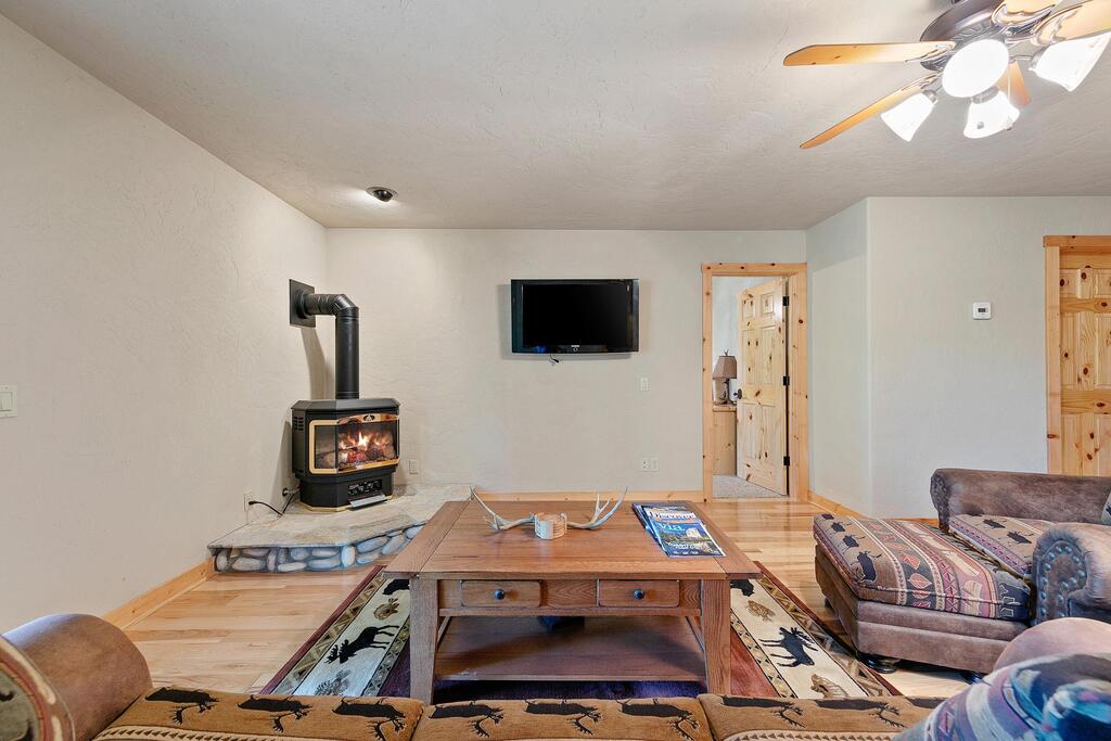 Black Pine Retreat- 5 Mins From Southgate Of Yosemite - thumb 3