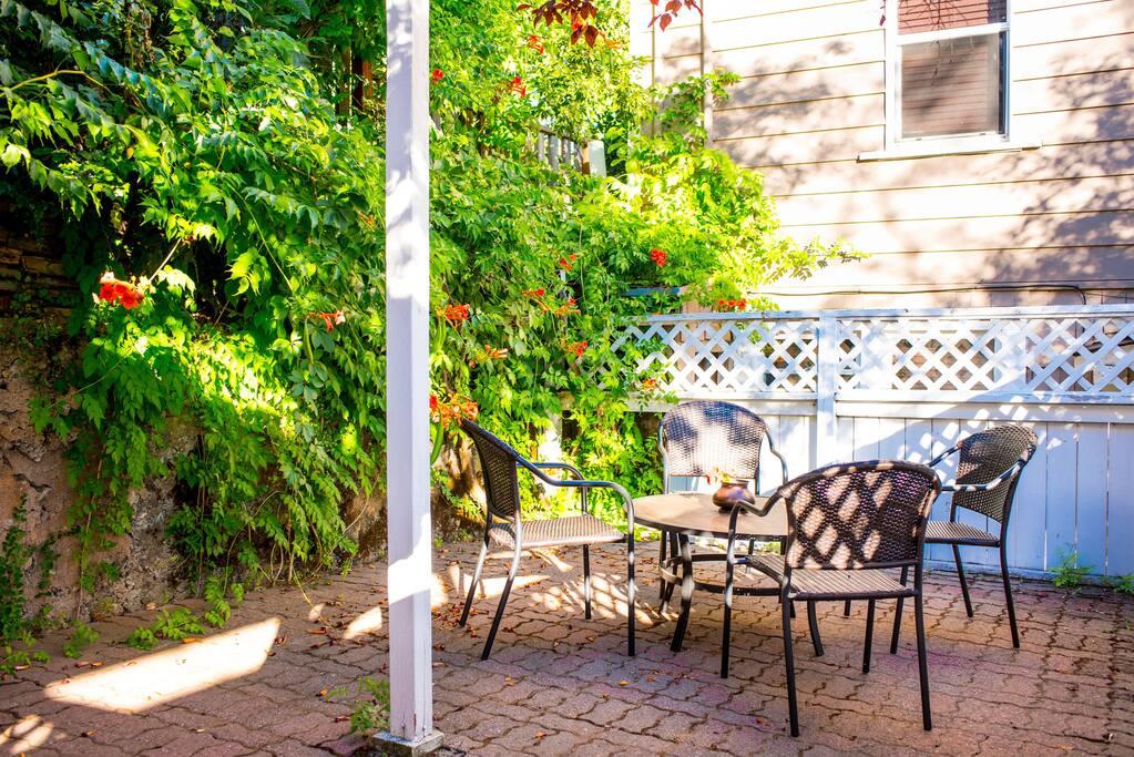 Bullion Street Cottages. 1/2 Block Walk To All (B) - thumb 2