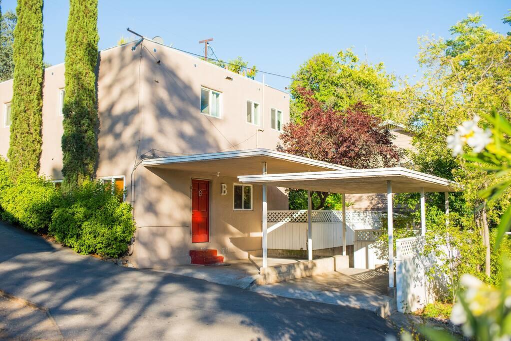 Bullion Street Cottages. 1/2 Block Walk To All (B) - thumb 0