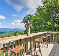 Cabin with Hot Tub & Mountain Views, 15 Min to Boone - Accommodation Rooms