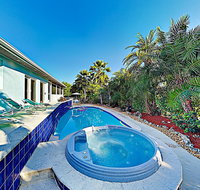 Canal-Front Dream w/ Private Pool, Spa & Dock home - Accommodation Rooms