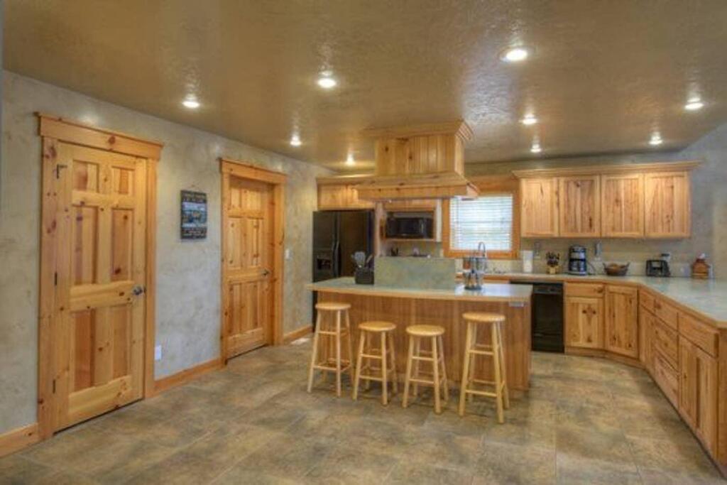 Cascade Multi-Family Cabin 1 Block To Lake Cascade And Golf Course - thumb 1