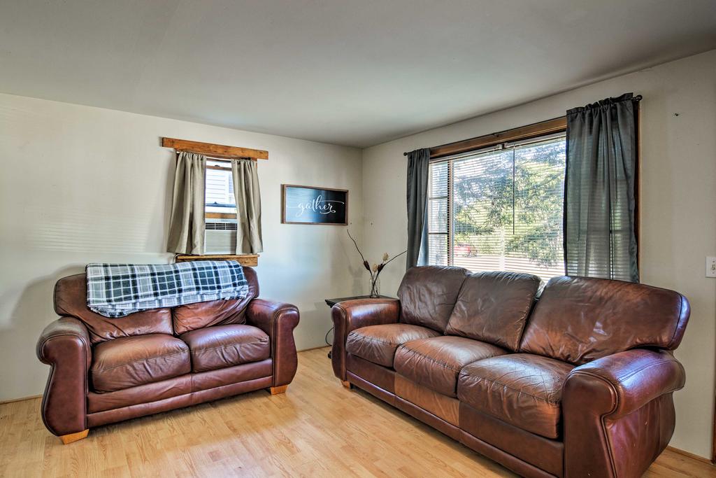 Cedar Home W/ Deck + Grill - Mins. To Lakes! - thumb 3