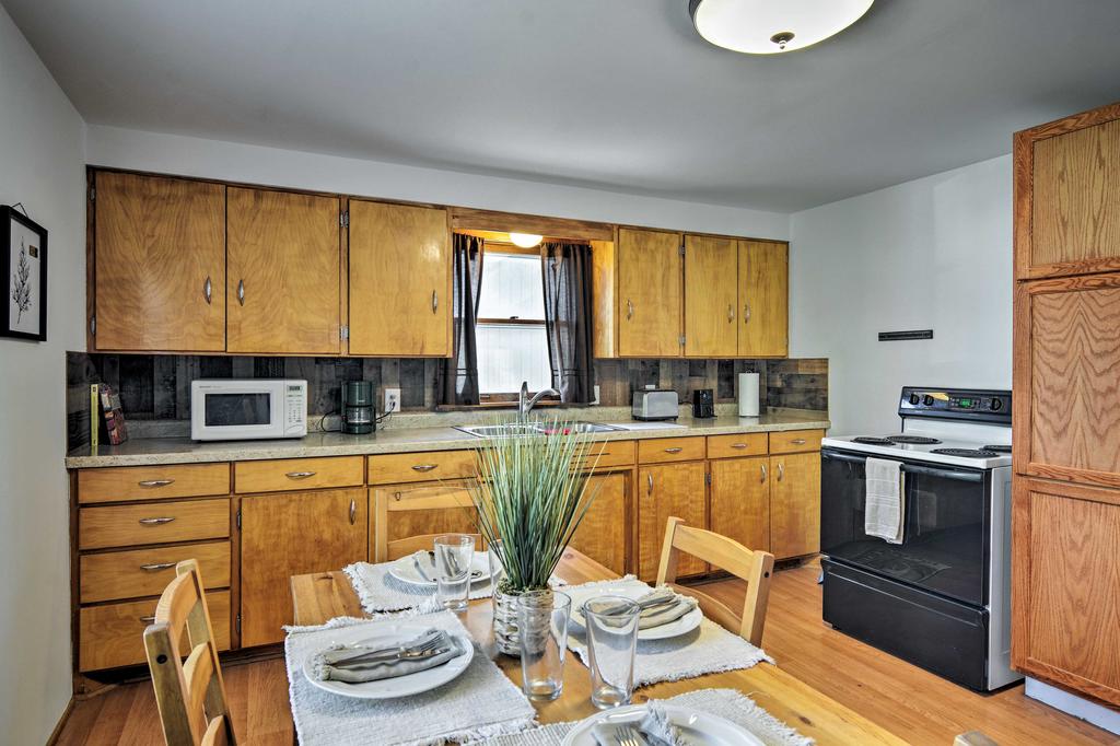 Cedar Home W/ Deck + Grill - Mins. To Lakes! - thumb 1