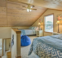 Charming Houghton Lake Cottage with 60ft Private Dock - Accommodation Rooms