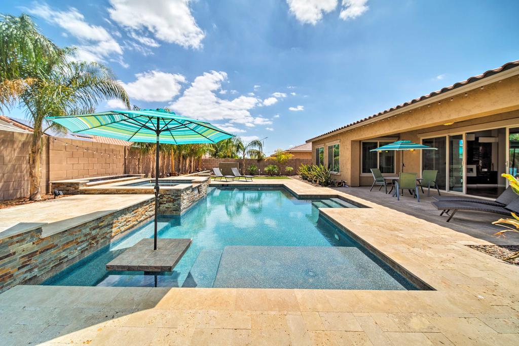 Chic Surprise Home With Pool, Hot Tub & Putting Green - thumb 1