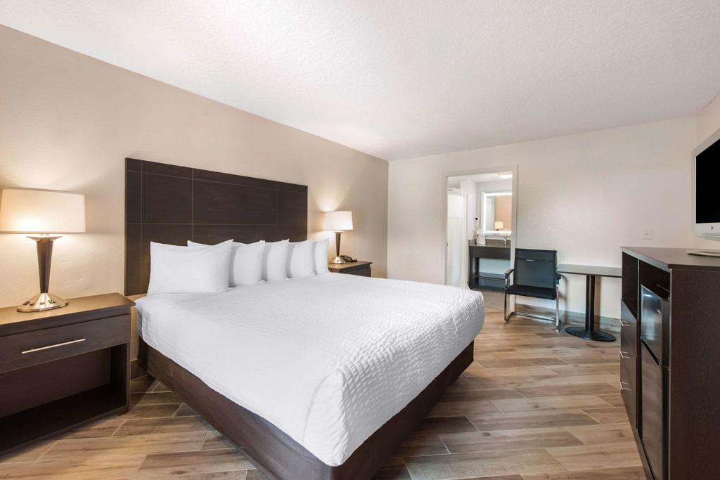 Clarion Inn & Suites Kissimmee-Lake Buena Vista South - thumb 3