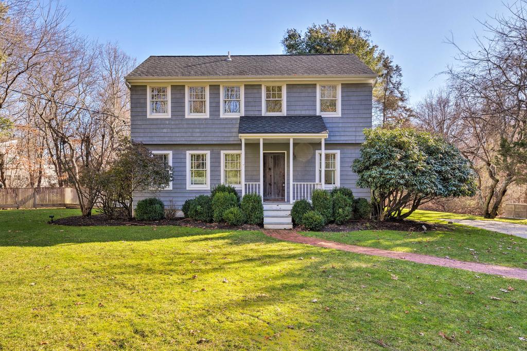 Classic East Hampton Home With Pool - Walk To Village - thumb 1
