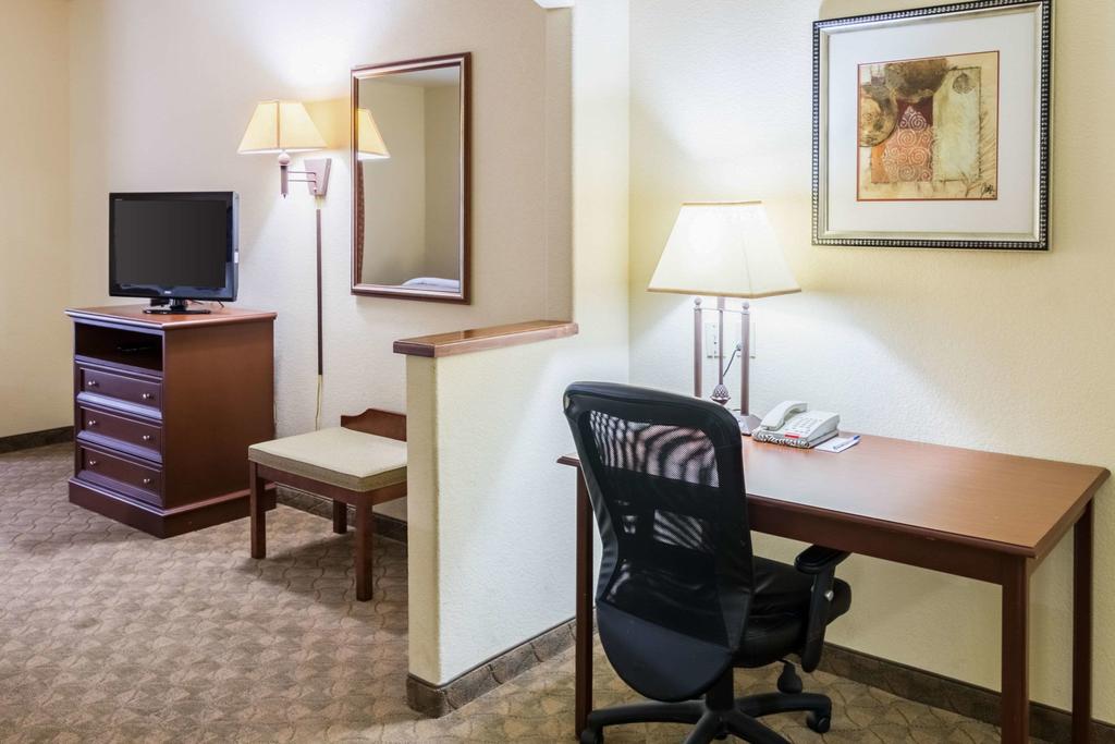 Comfort Inn & Suites Near Comanche Peak - thumb 1