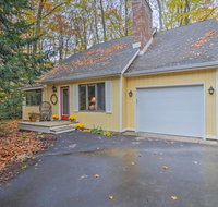 Cozy Cottage Steps to Private Harbor Springs Beach - Accommodation Rooms