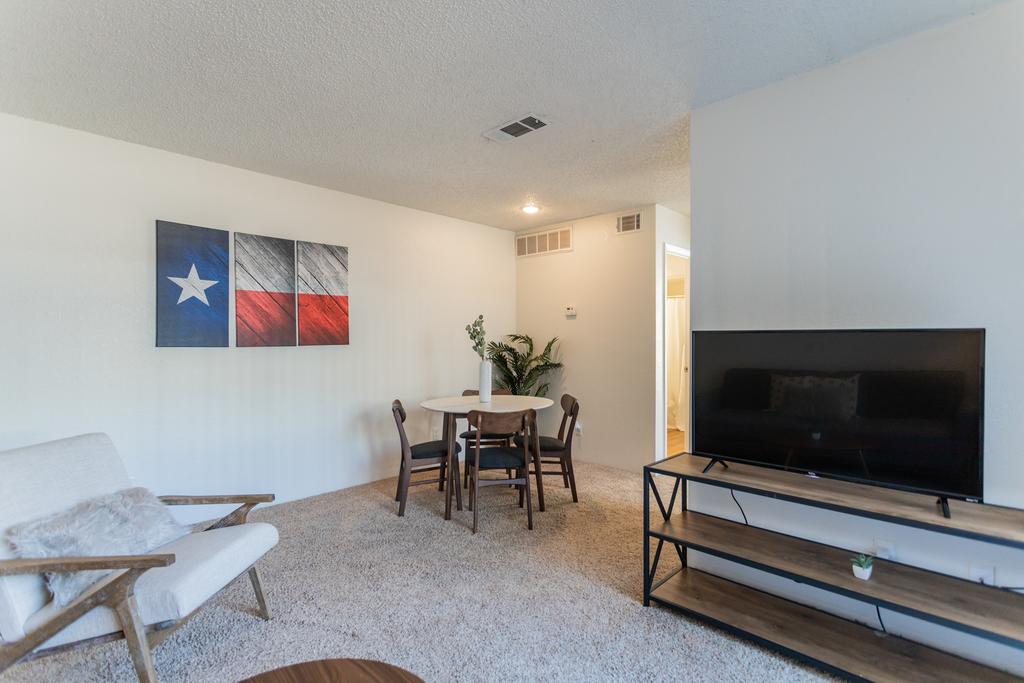 Cozy Suite Just Outside Downtown Midland - thumb 1