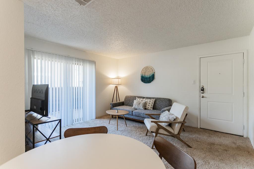 Cozy Suite Just Outside Downtown Midland - thumb 2