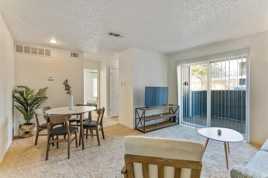 Cozy Suite Just Outside Downtown Midland - thumb 3