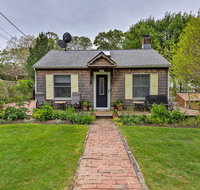 Cute East Hampton Cottage with Patio - Walk to Beach - Accommodation Rooms