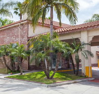 Days Inn  Suites by Wyndham South Gate - Accommodation Rooms