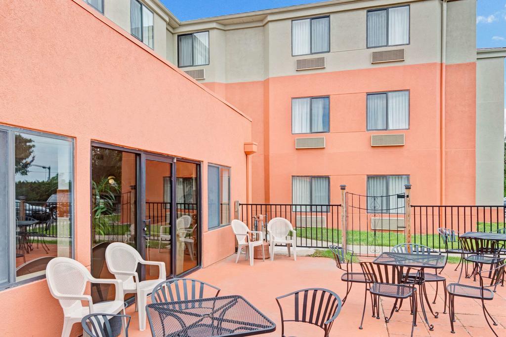 Days Inn By Wyndham Olathe Medical Center - thumb 0