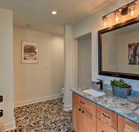 Downtown Home with Large Yard 21 Mi to Monarch - Accommodation Rooms