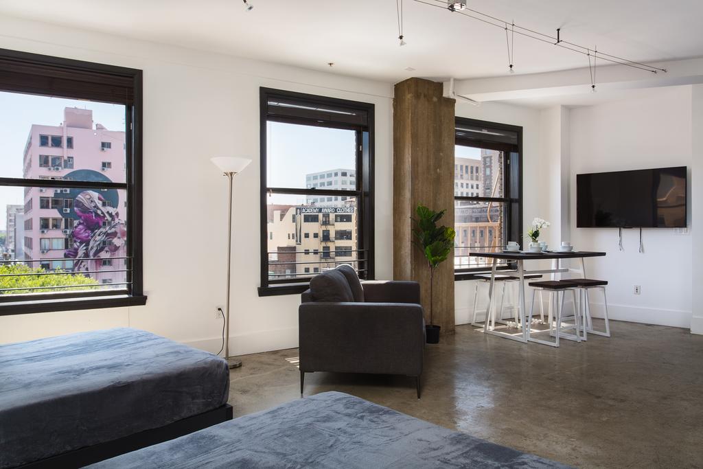 DTLA Loft Gorgeous Views - thumb 2