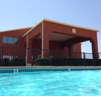 Econo Lodge Inn  Suites - Accommodation Rooms