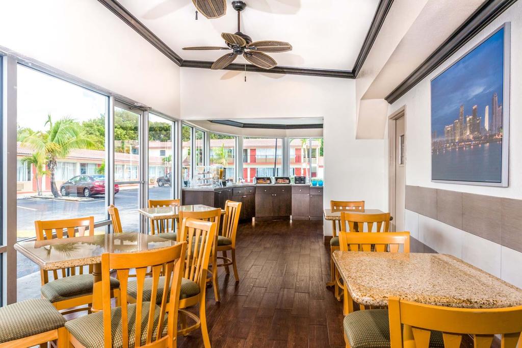 Econo Lodge Inn & Suites - thumb 3