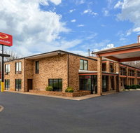 Econo Lodge Inn & Suites - Accommodation Rooms