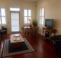 Entire 3BD/2.5BA Luxury Home 2 Blocks from King St - Accommodation Rooms
