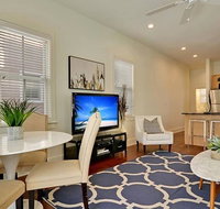 Entire 3BD/2.5BA Luxury Home 2 blocks from King St - Accommodation Rooms