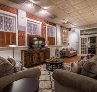 FireHouse Alley Elegant Loft-Style Retreat - Accommodation Rooms