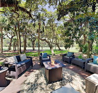 Five Oaks Coastal Cottage in Gated Seabrook Island home - Accommodation Rooms