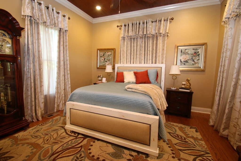 Folk Victorian Circa 1984 Hisotrical Downtown - thumb 3