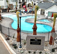 Freedom Vacation Rentals Condos with Pool View - Accommodation Rooms